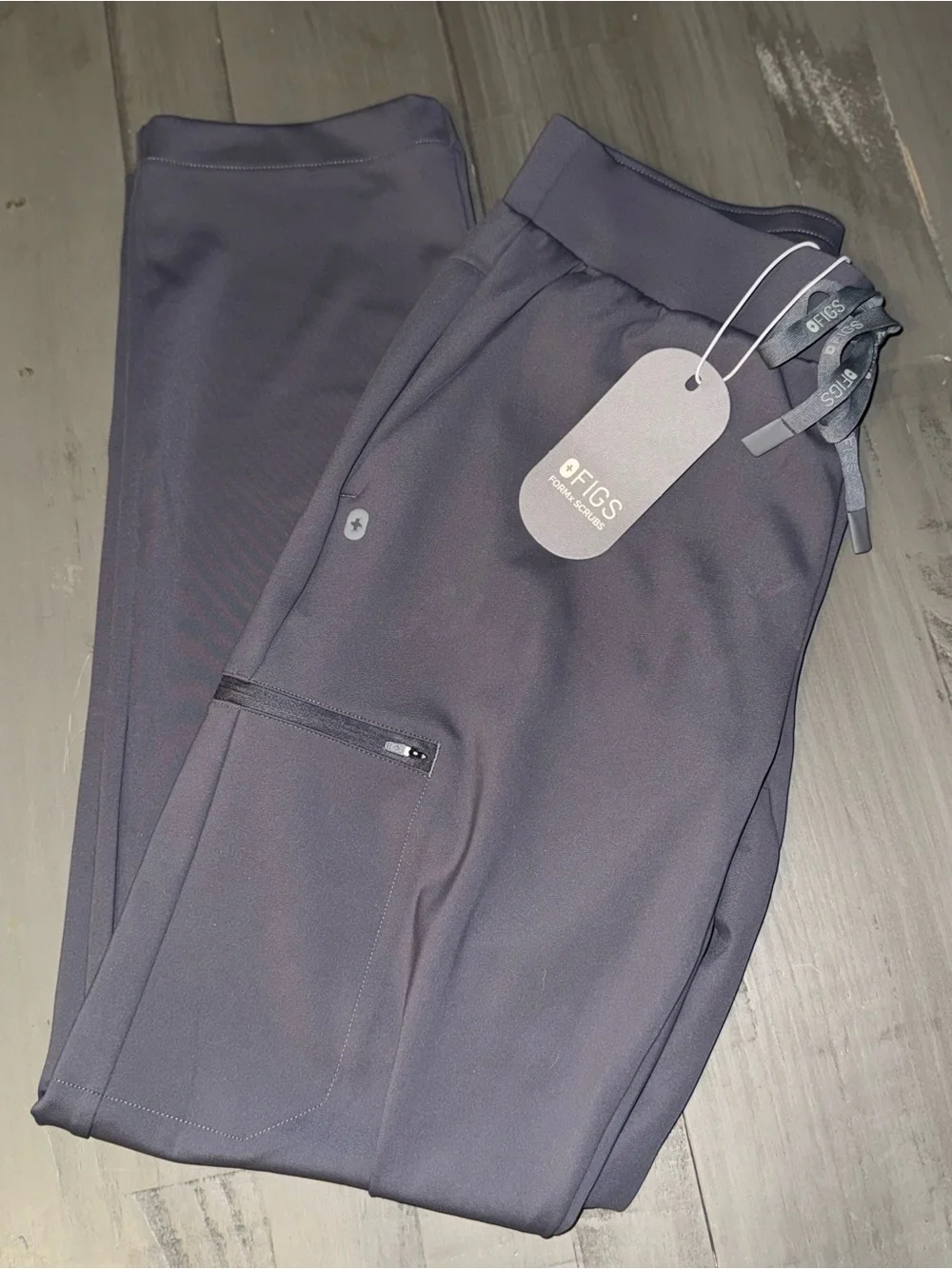 FIGS FORMx Men’s Norris Straight Leg Scrub Pant in Charcoal Size Small NWT